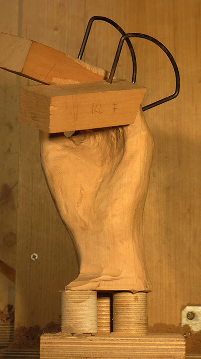 Die Hand von Holzskulptur Penni Labskaus entsteht
